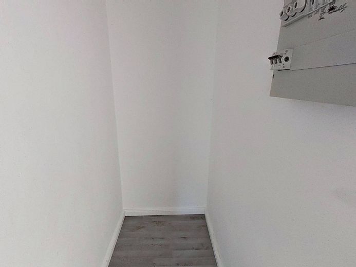 Comfortabel ingerichte 3-kam.-app. met BALKON, inbouwkeuken en ligbad – Abstellraum