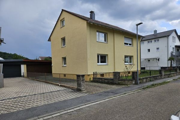 Casa bifamiliare indipendente in posizione privilegiata ai margini dell’abitato a 75203 Königsbach-Stein