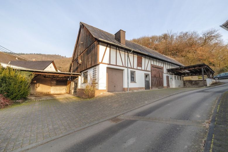 Fachwerkhaus mit Anbau und großer Scheune. Sanierung mit Substanz in Roßbach-Wied! – Unterstellplatz an derr Scheune