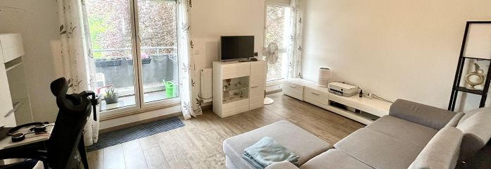 Wohnzimmer mit Süd-Balkon