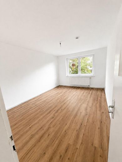 Teil-Renovierte helle 4,5 Zimmer Wohnung mit Balkon – Foto 2