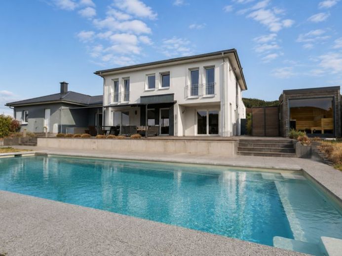 Exklusives Einfamilienhaus mit Pool, Sauna, Whirlpool, Fernblick & Doppelgarage in Peffingen – Foto 1