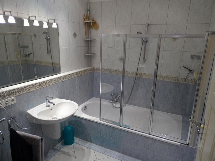 ब्रुन्सबेक में असाधारण 4 कमरों वाला अपार्टमेंट – Badezimmer mit Badewanne