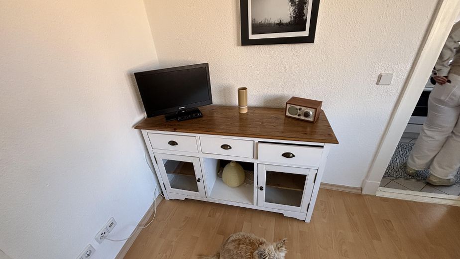 Leerstehende möblierte Wohnung nahe Innsbrucker Platz - direkt einziehen! – Sideboard Wohnzimmer