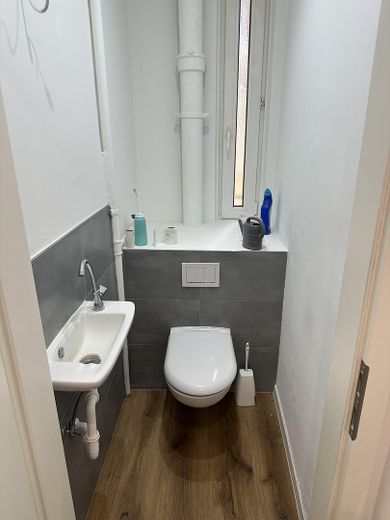 Bett in möbliertem WG-Zimmer in renovierter 4er-WG mit Balkon in Lichtenhof! – sep. WC