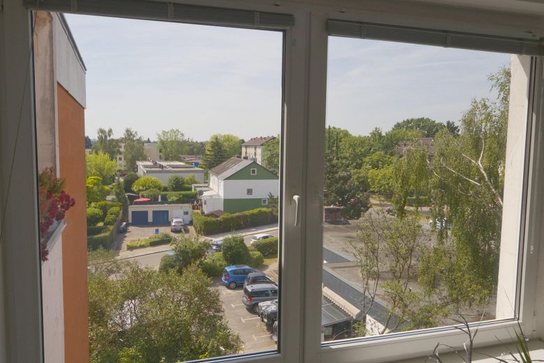 Leegstaande 2-kamerwoning, balkon, nabij Britzer Garten – Blick aus dem Wohnzimmer