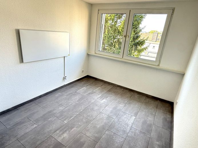 Frisch sanierte 2 Zimmer DG-Wohnung mit Einbauküche und Vorratsraum an der schönen Nordbahntrasse – Schlafzimmer
