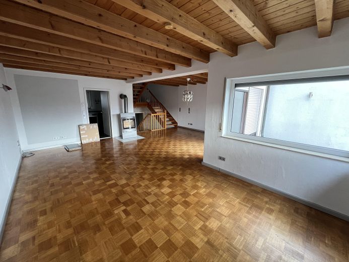 Großzügiges Reihenhaus mit Galerie, Kamin, Solaranlage und Einliegerwohnungspotenzial – Wohn- und Essbereich