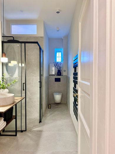 Zeitlose Eleganz trifft auf modernen Komfort - Sanierte 3 Zimmerwohnung am Schloss Charlottenburg – Wohlfühlbad