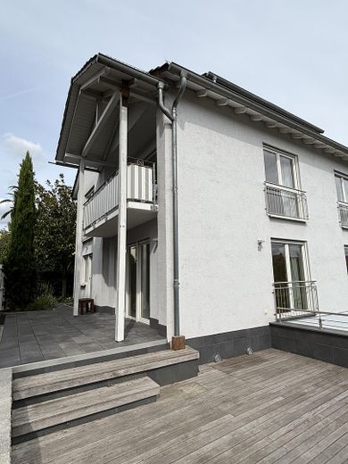 Helles, freistehendes Einfamilienhaus mit großem Garten in Bad Nauheim – Nieder-Mörlen – Südseite, mit Terrassen
