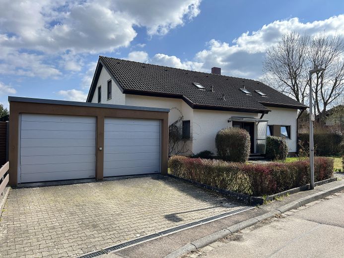 Haus - Frontansicht mit Garage