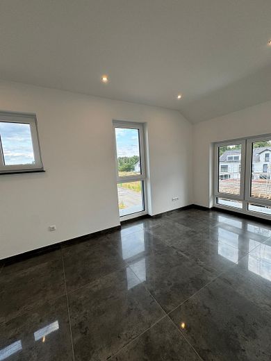 Moderne 9-Zimmer-Neubauwohnung mit ca. 235 m², zwei Küchen und zwei Balkonen in Rodenbach – फोटो 11