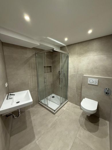 First occupancy after complete renovation | 2-room ground-floor apartment with fitted kitchen – Badezimmer