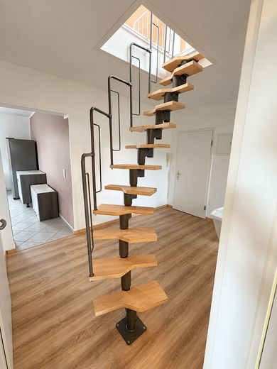 Helle Maisonette mit moderner Küche, 2 Bädern und 3 Zimmern – Treppe