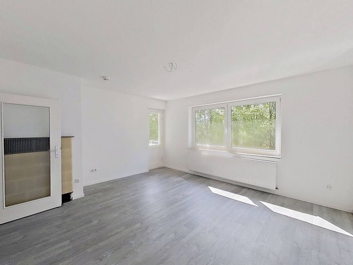 **FRISCH RENOVIERT** Helle 3-Zimmer-Wohnung mit BALKON und modernem Wannenbad – Ansicht I: Wohn- und Esszimmer