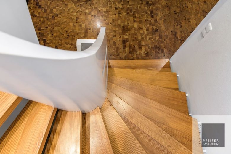 Zeitlose Architektur im Grünen mit Gestaltungsspielraum in WI-Auringen – Treppe