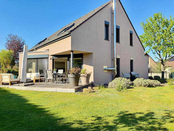 NEU: Familiengerechtes EFH, umfassend modernisiert, mit großen Garten | provisionsfrei – Gartenansicht