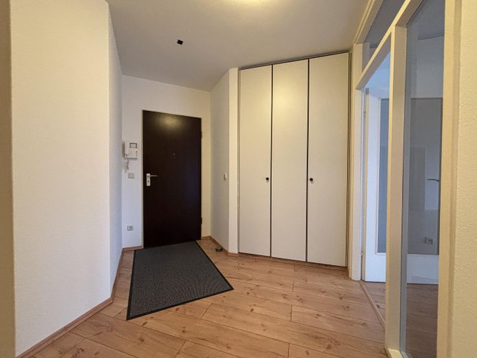 Köln Neustadt-Nord Agnesviertel'de balkonlu aydınlık 2 odalı daire – Diele