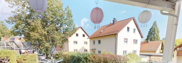 Una rarità: elegante appartamento di 3 locali, cucina, bagno modernizzato con balcone, circa 197 m² di giardino privato e ampio garage