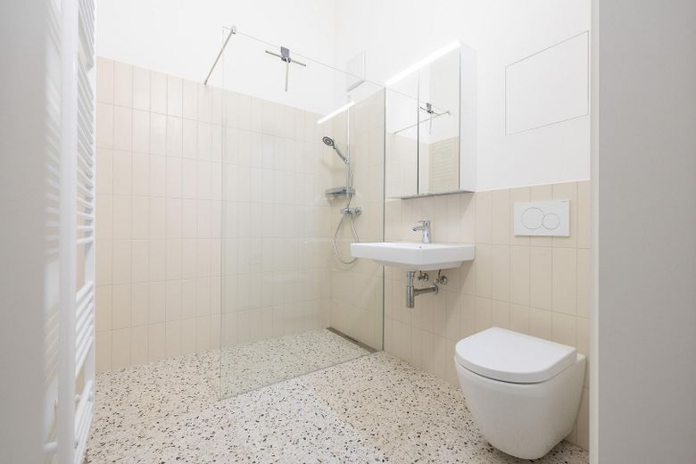 Möbliertes Luxus-Wohnen im LöwenBau - E3-W06, 2 Zi, 54 m² - 1.700 € FLAT – Ausbaustandard Bad