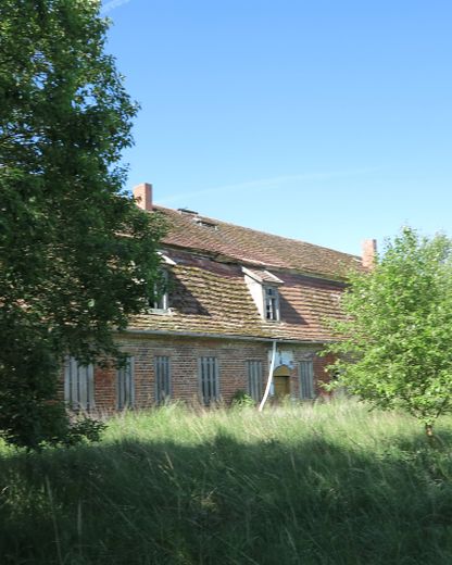 eines der letzten, erhaltenen SCHEUNENGUTSHÄUSER (mit 4-6 ha. Naturgrundstück) – Rückwärtige Fassade (Grdst.)