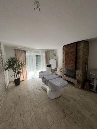 3 separate Gewerbeeinheiten ideal für Kosmetikstudio, Friseurladen, Massagesalon usw. – Größeres Studio mit Terrasse