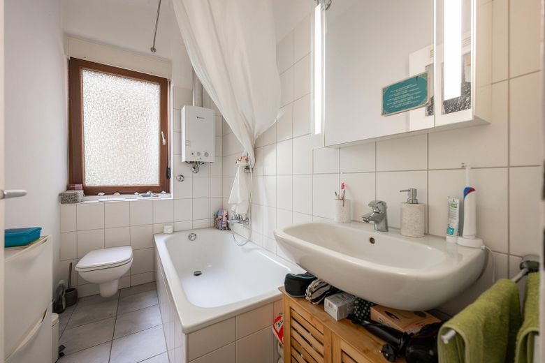 Bez prowizji! Urocze wynajęte 2-pokojowe mieszkanie w kamienicy (ok.51 m²)+balkon w Südweststadt – Tageslichtbad