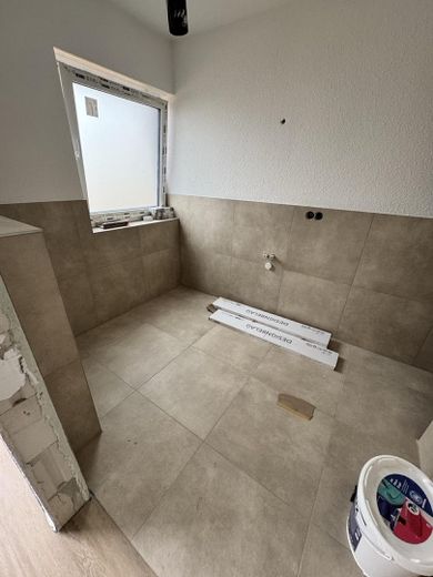 Hochwertige 3-Zimmer-Gartenwohnung mit Südterrasse, Designküche & Blick ins Grüne – Tageslichtbad im Ausbau