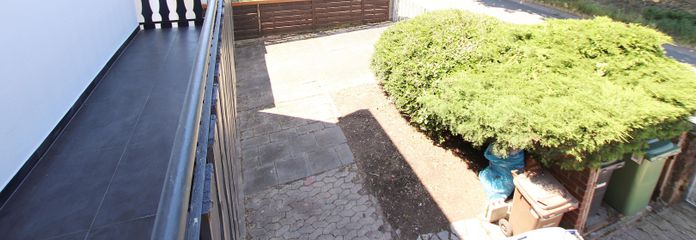 Attraktive, voll möblierte 2-ZKB-Wohnung für bis zu 4 Personen (All-Inclusive) – Vorgarten