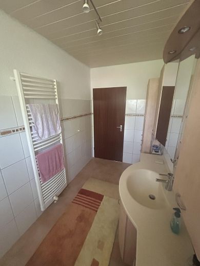 Raum für Familie – Charmantes Einfamilienhaus mit Terrasse und Vollkeller – Bad EG