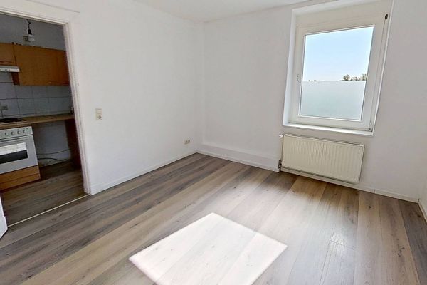 Zentral & ruhig zugleich: Hell geschnittene 2-Zimmer-Dachgeschosswohnung in Neumünster