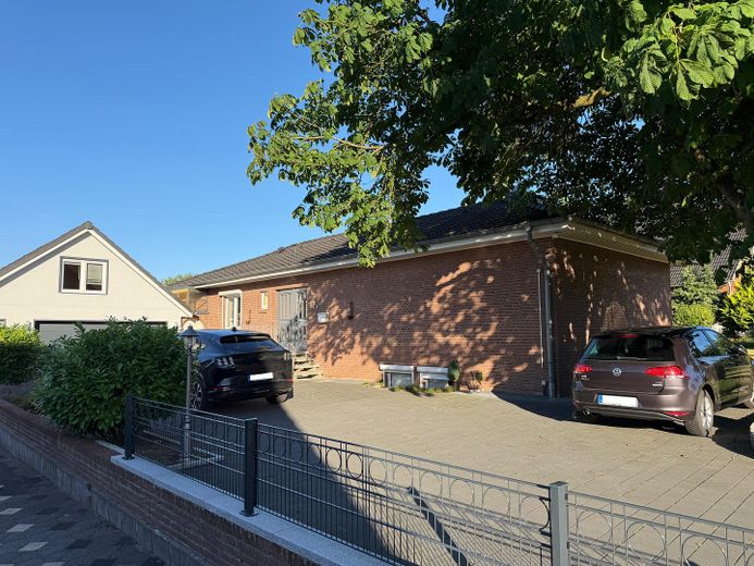 Charmanter Bungalow mit Doppelgarage in Rahmstorf – Eingangsansicht