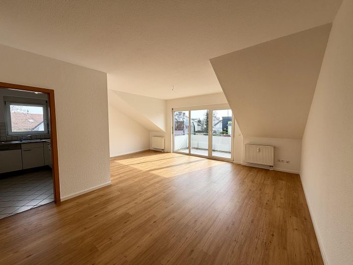 (Reserviert) Frisch renovierte 2,5-Zi.-DG-Wohnung mit Balkon & 2 Stellplätzen – provisionsfrei – Wohnzimmer 1