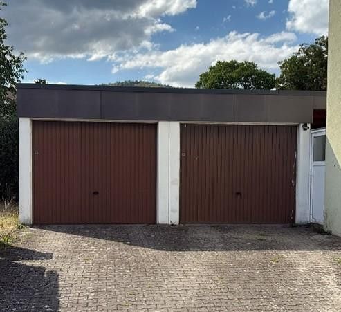 Mehrfamilienhaus - 5 Wohnungen u. 2 Garagen – Garagen mit Schrägdach