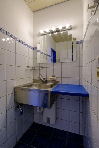 Halle, Lager oder Werkstatt mit Freifläche – Gewerbeareal flexibel teilbar – Halle B WC Bereich
