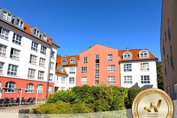 Available 1-room apartment in the attic, incl. elevator and views of greenery