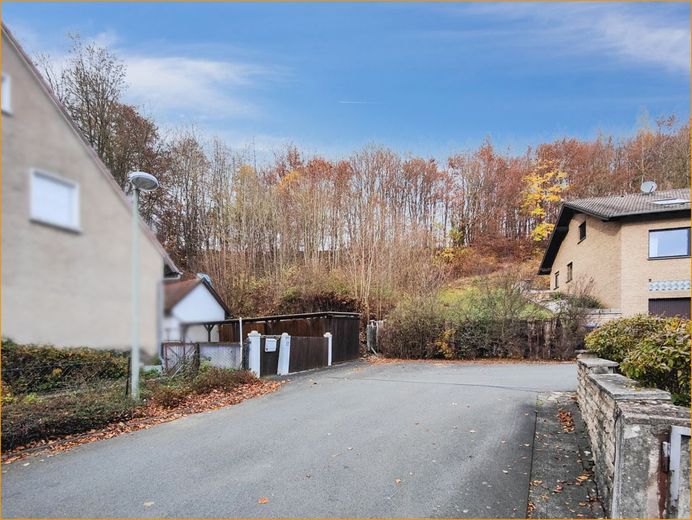 Schönes großes Grundstück! – Straße zum Grundstück