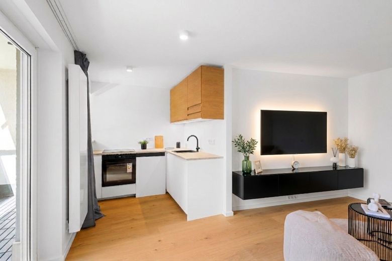 Provisionsfrei & Kernsaniert vom Architekten - 2 Zimmer, Loggia und EBK – Wohn- Kochbereich