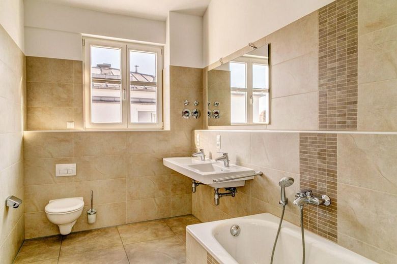 Lichtdurchflutete Penthouse-Wohnung mit Dachterrasse unweit der Münchener City – Bad