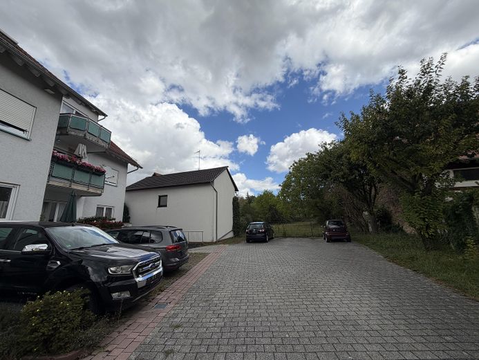 Attraktive 3-Zimmer-DG-Wohnung mit Balkon, TG & Stellplatz in Mühlhausen-Rettigheim – Zufahrt Tiefgarage