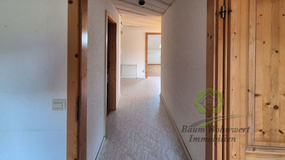 Provisionsfrei! Gepflegte Dachgeschosswohnung mit Balkon und ausgebauter Nutzfläche – Flur