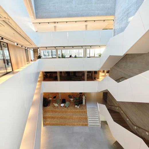 Moderne groß- und kleinteilige Büroflächen in repräsentativer Adresse und Lage – Atrium und Freitreppe