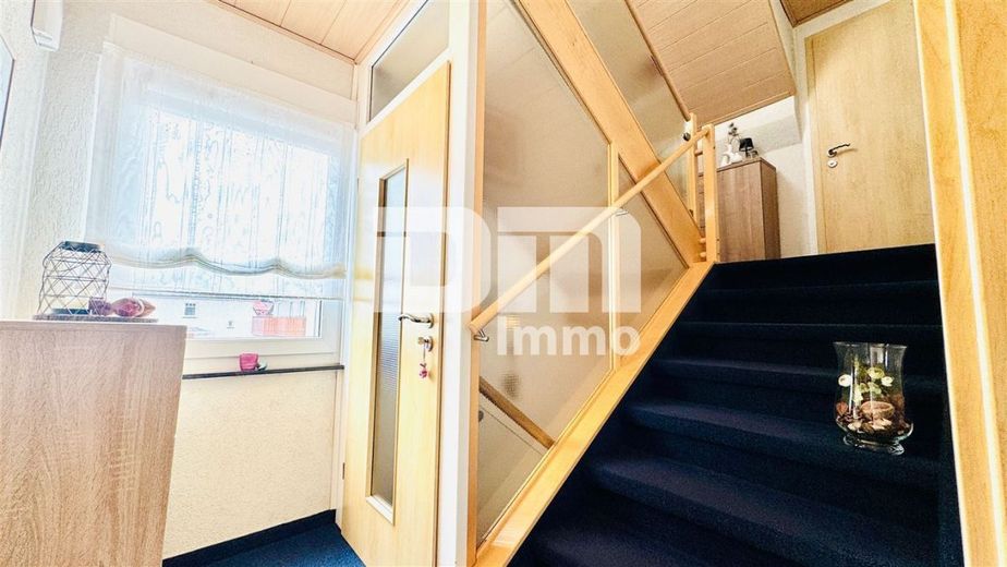 (R)eserviert!Ein- bis Zweifamilienhaus mit 2 Terrassen und Garage – OG Treppenaufgang zum DG