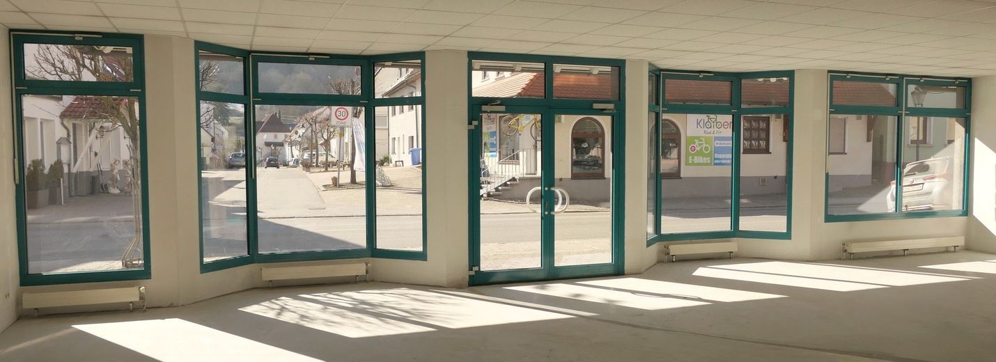 Schaufenster mit Eingang innen
