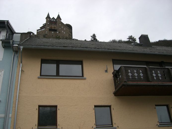 1. Linie am Rhein, Sonnenseite, Sankt Goarshausen Mittelhaus 145 QM – Vorderansicht