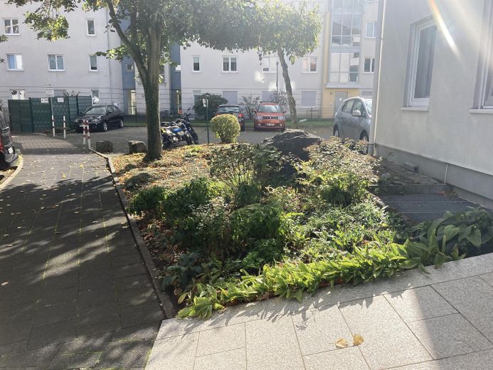 Atractivo ático de 67m² en 58636 Iserlohn- actualmente alquilado – Pakrplatz vor dem Haus
