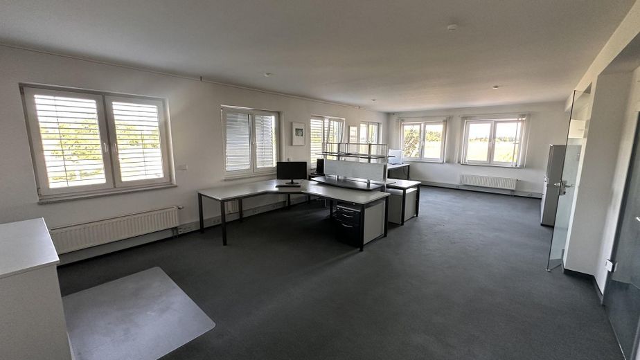 Leinfelden - Small Unit Partly Furnished - 120 m2 to 240m2 Office / great location – Photo 2