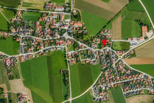 Działka inwestycyjna z potencjałem zabudowy w centralnej lokalizacji mieszkaniowej w Albaching