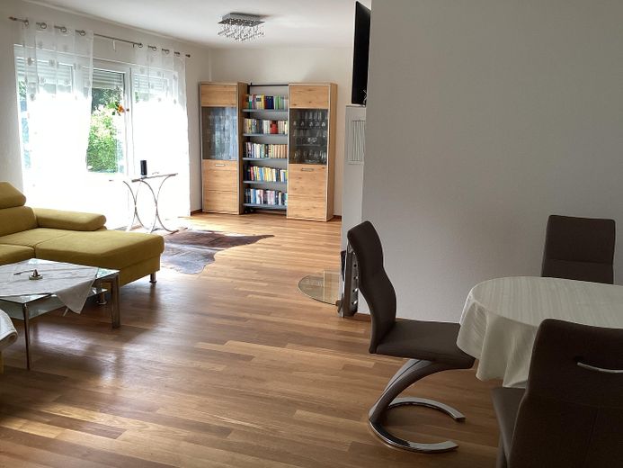 Modern detached house with upscale features and two terraces – Wohnzimmer