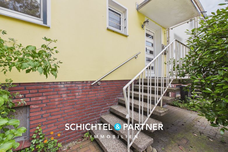Lehe | Ruhig gelegenes Reihenendhaus mit Südterrasse und Privatsphäre – Treppenaufgang